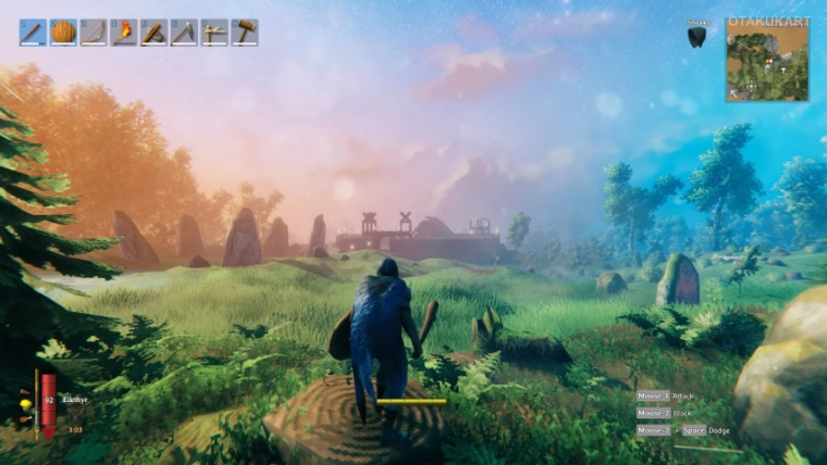 Personagem explora uma paisagem no jogo Valheim