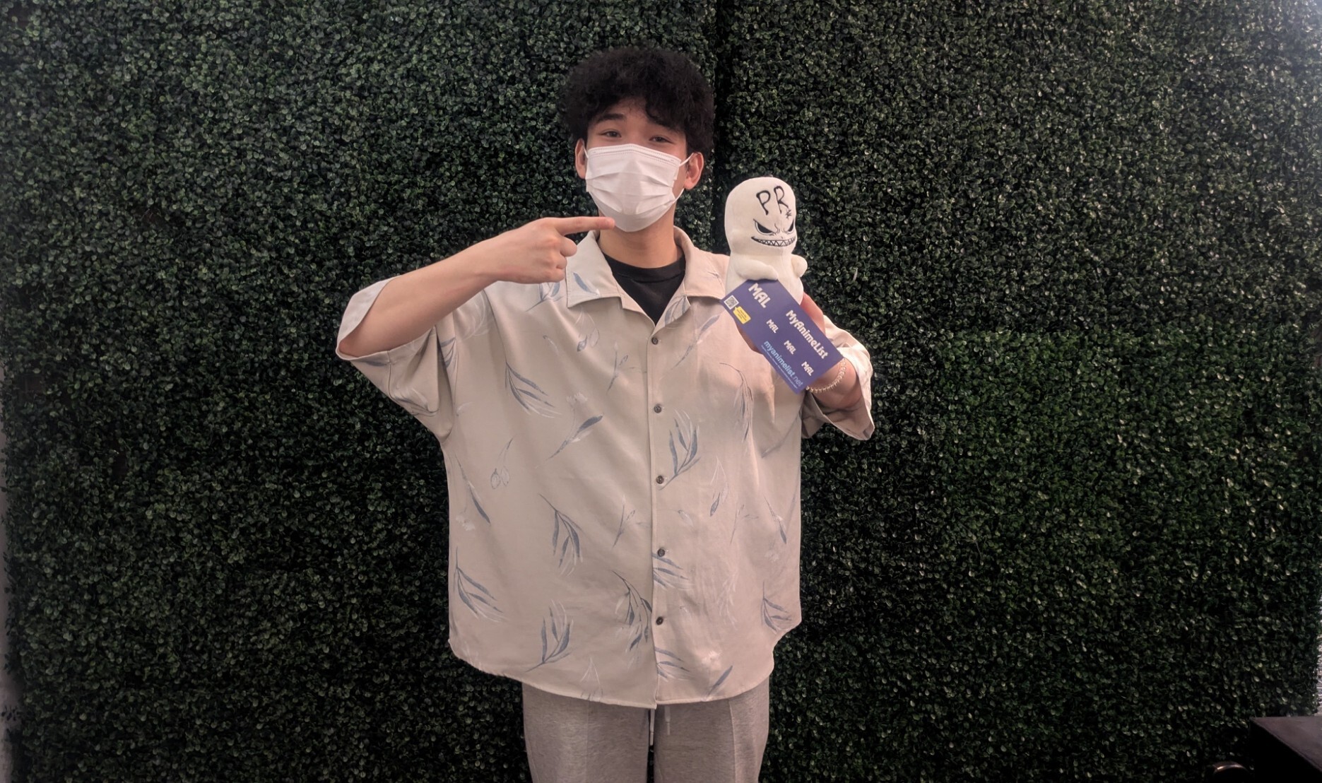 Dublador Taihi Kimura segura mascote de The Vermilion Mask durante a Anime Expo 2026