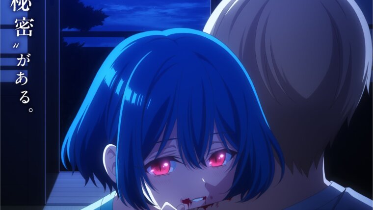Garota de cabelos azuis e olhos rosados próxima ao pescoço de um rapaz diante de uma janela sob a lua cheia no visual de Hiragi-san