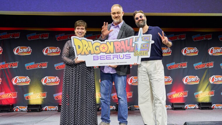 Monica Rial, Jason Douglas e Ian Sinclair segurando o logotipo de Dragon Ball Super: Beerus no palco da New York Comic Con 2026