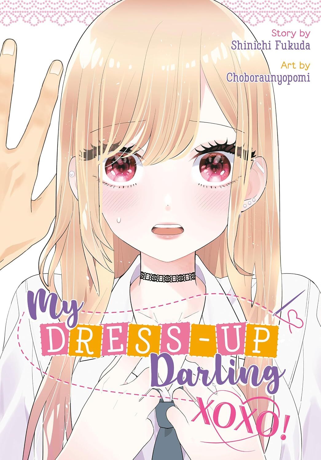 Capa de My Dress-Up Darling XOXO!, com uma versão estilizada de Marin Kitagawa sobre fundo branco